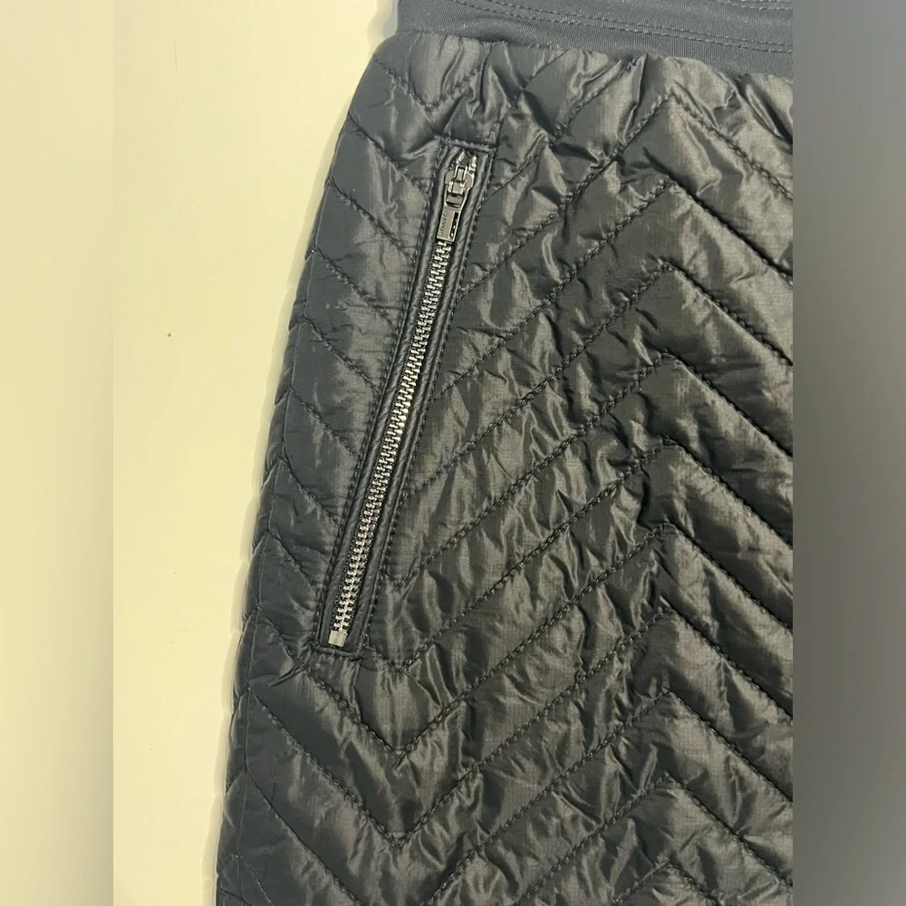 Athleta Apres Quilted Ski Short‎ in Black #467120 Zippered Pockets Size 6 - Picture 5 of 15
